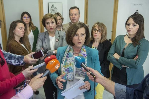 María José Sánchez responde a los medios este lunes. 