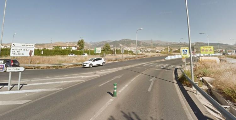 Paso de peatones a inicio de la carretera de La Zubia.