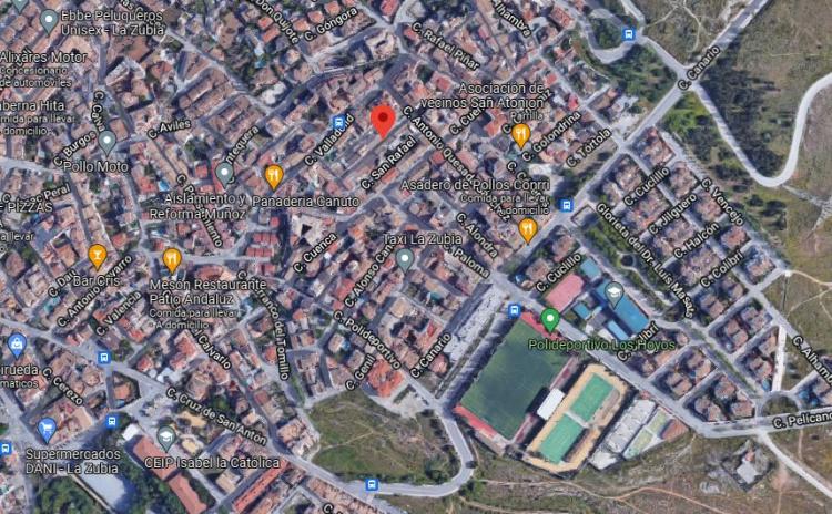 El fuego se ha producido en una casa baja de la calle Antonio Garzón Barrero (en el punto rojo de la imagen)