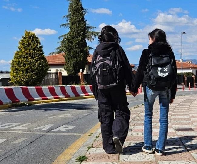 Valentina pide un aula específica para que pueda estar su hermana Sofía en el instituto.