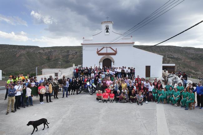 Calleja y su equipo con residentes de la zona.