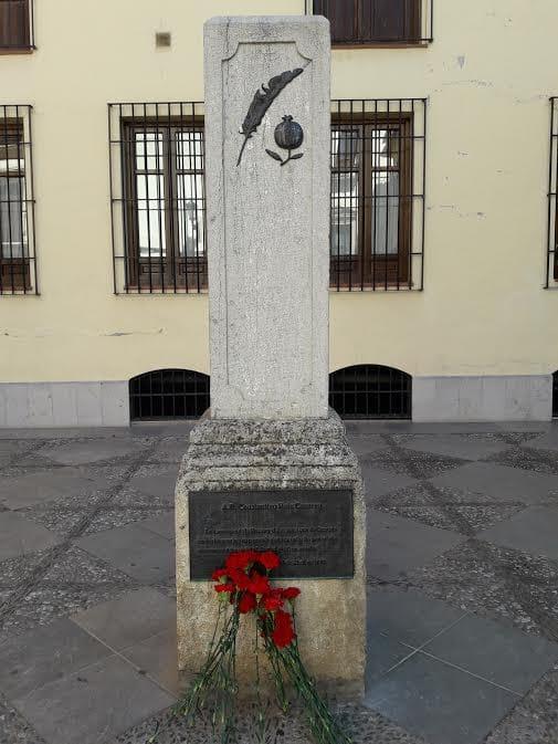 Monumento a Ruiz Carnero, director del diario republicano El Defensor de Granada que fue asesinado por los golpistas.