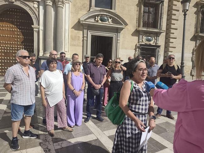 Representantes del Colegio Oficial de Periodistas y resto de colectivos, en la concentración de este miércoles.