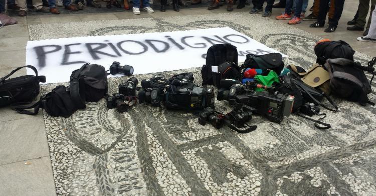 Cámaras al suelo y pancarta cuando despidieron a periodistas en Granada Hoy en octubre de 2017.