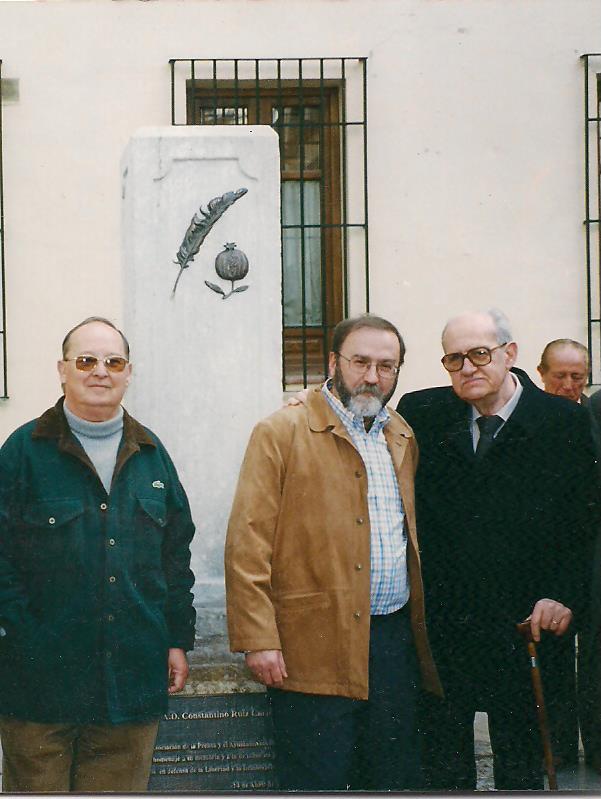 El autor junto a Jesús Fuster Ruiz, sobrino de Ruiz Carnero, y Antonio Martínez, sobrino de Eufrasio Martínez.