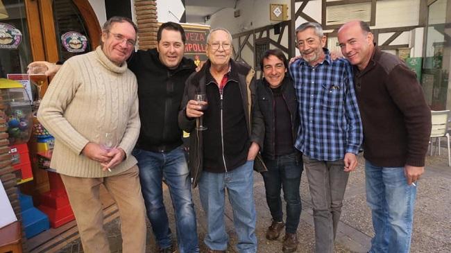 Domingo, en el centro, junto a compañeros en el tradicional encuentro que mantienen fotógrafos y cámaras por Navidad.