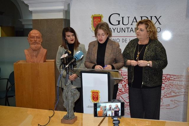 La alcaldesa de Guadix lee el fallo del jurado. 