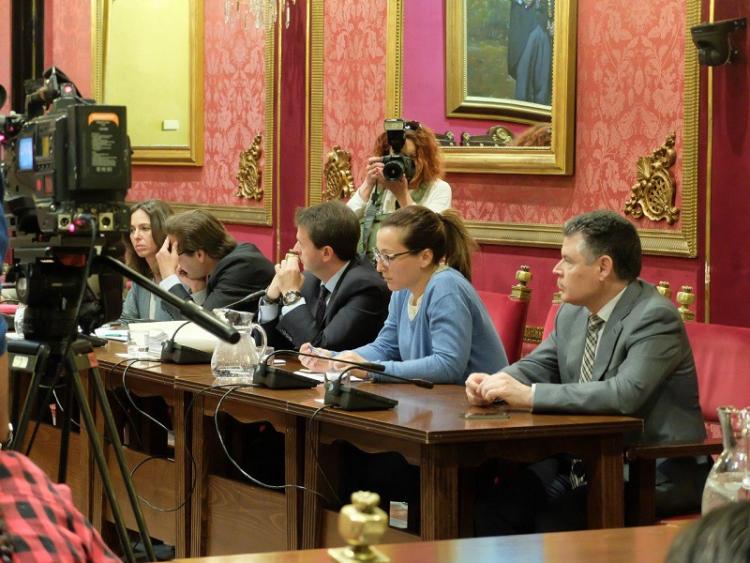 La excoordinadora y el concejal durante la comisión de este martes.