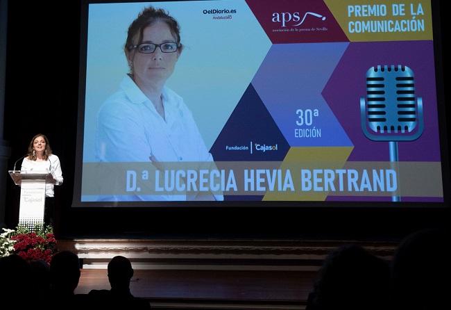 Lucrecia Hevia, al recoger el premio de la Asociación de la Prensa de Sevilla.