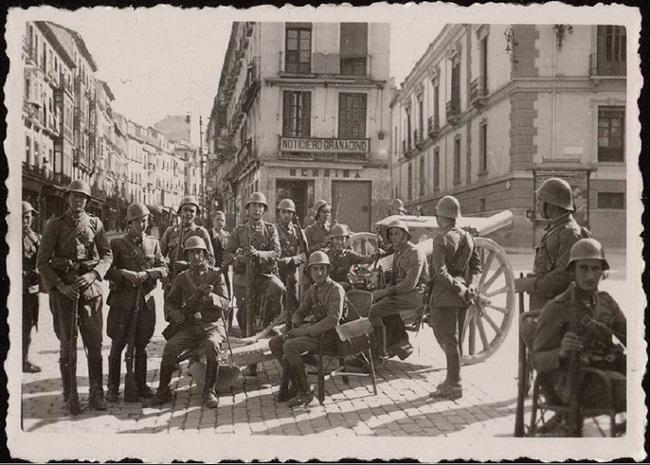 Batería instalada por los golpistas la tarde del 20 de julio de 1936 para controlar el Ayuntamiento. 