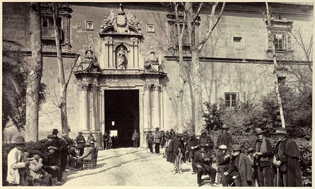 Atrio del Asilo Provincial (Hospital Real) repleto de ancianos y menesterosos en espera de su ración de “paniolla”.