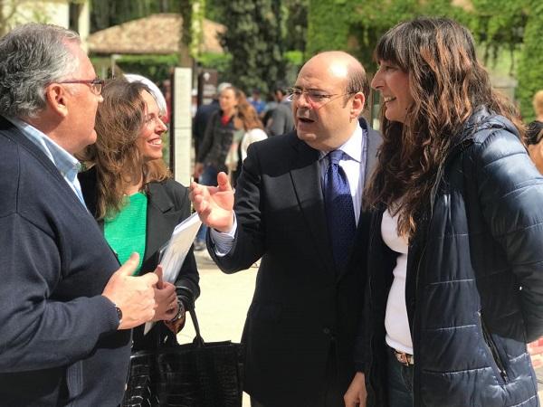 Sebastián Pérez, con Loles López y Rocío Díaz en un acto a las puertas de la Alhambra.