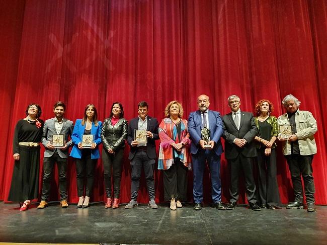 Foto de familia de los premiados con las autoridades.