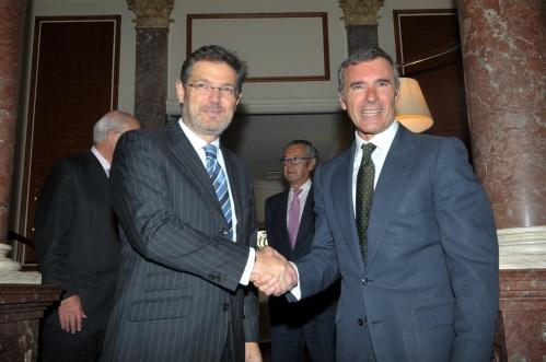 Rafael Catalá (izqda.) en el Círculo Ecuestre de Barcelona.