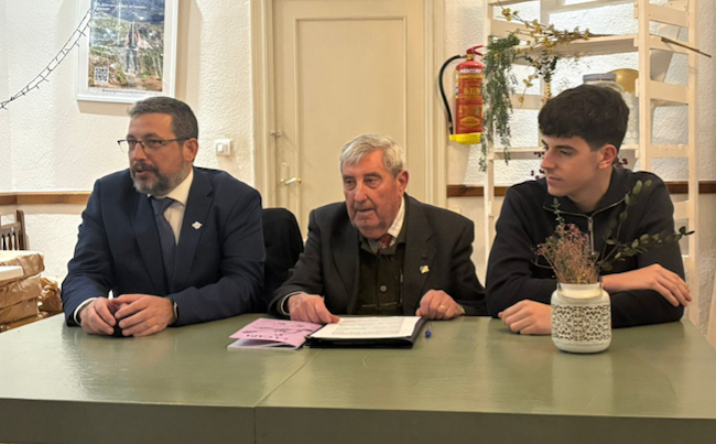José García Mesa (centro) en la presentación de su revista, flanqueado por el alcalde de Beas y uno de sus hijos.