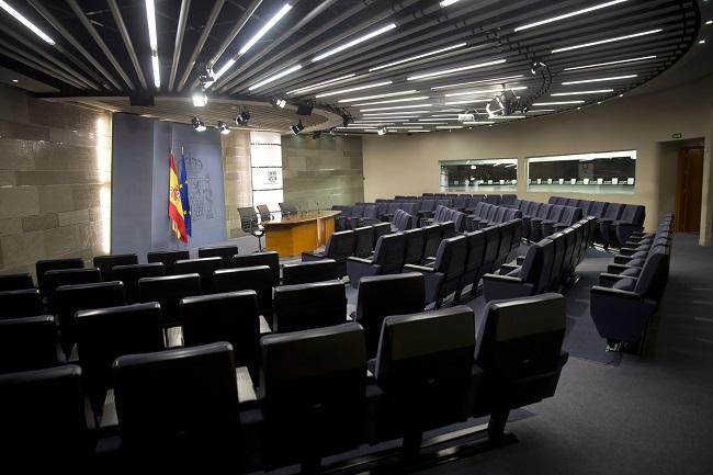 Sala de prensa de La Moncloa, vacía.