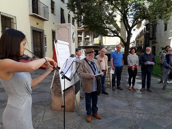 El acto se ha celebrado junto al monolito a Ruiz Carnero.