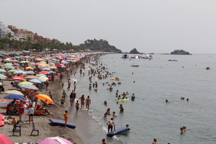 Playa de San Cristóbal, en Almuñécar, a tope de veraneantes.