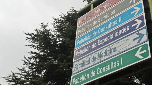 Panel exterior que indica los diferentes pabellones del Hospital Clínico.