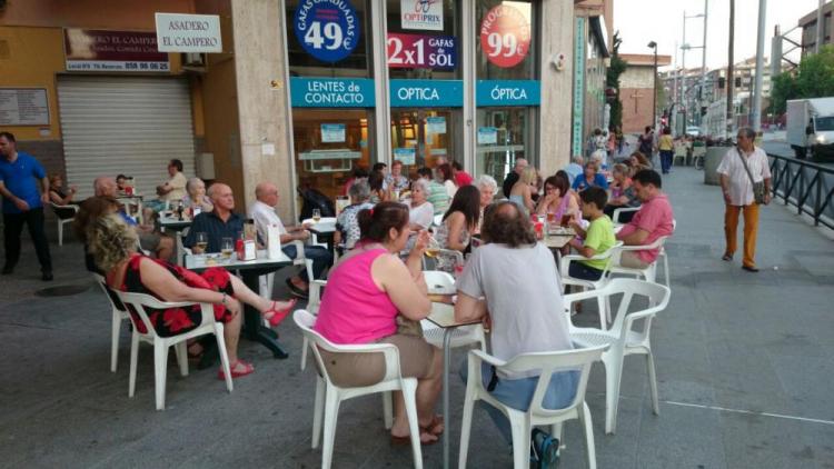 Terraza de un bar de tapas, al completo.