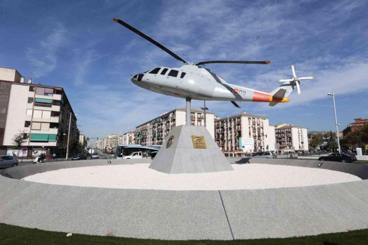 Helicóptero de la rotonda del Camino de Ronda donde vive el okupa.