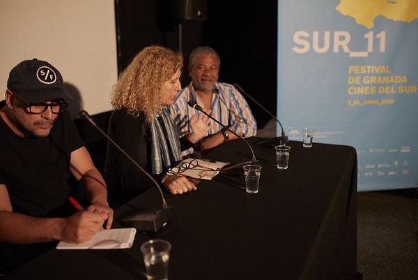 Un momento de la mesa redonda Un momento de la mesa redonda.
