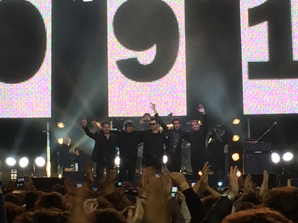 Los Cero saludan al público tras su concierto en la Plaza de Toros.