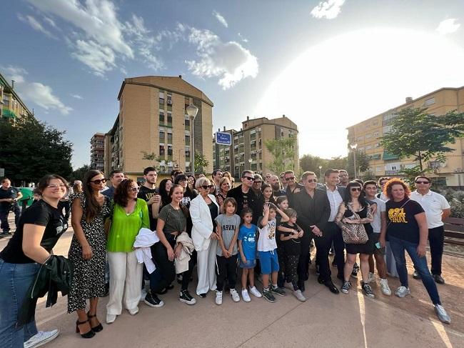 Los integrantes del grupo, junto a vecinos y vecinas, fans y representantes políticos.