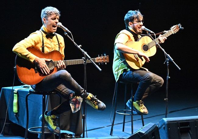 El dúo, en el escenario.