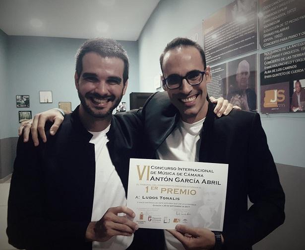 El dúo ganador muestra su alegría tras recibir el primer premio.