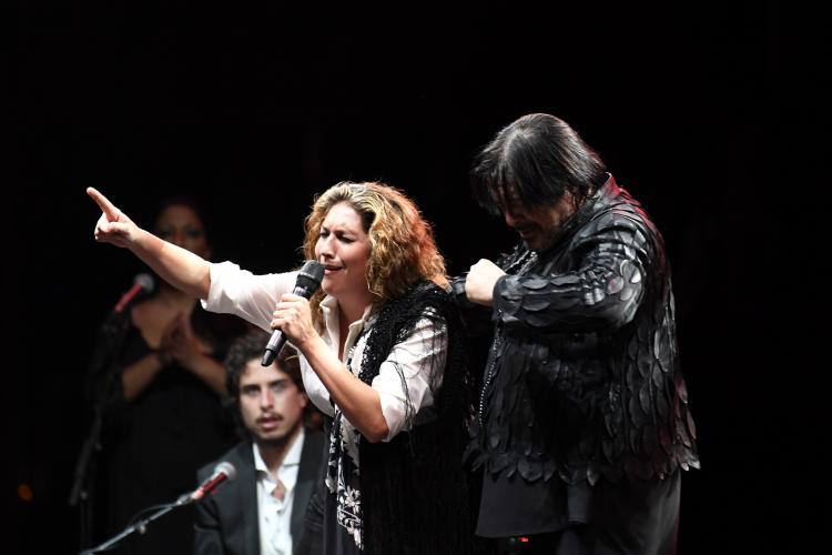 Estrella Morente con Antonio Canales en un momento del espectáculo, en el que la acompañó también su hermano Enrique.