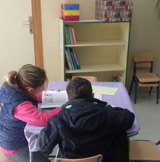 Escolares leen en el consultorio de Cúllar Vega.