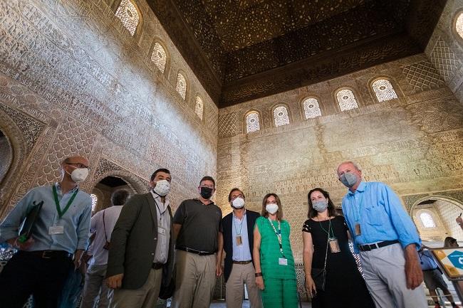 Los firmantes del convenio, este martes en la Alhambra.