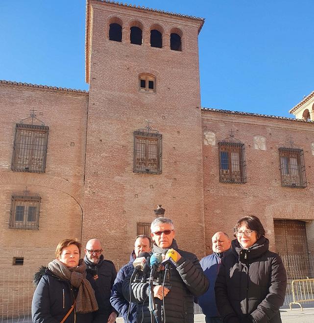 El alcalde de Guadix informa de las obras frente al Palacio de Peñaflor. 