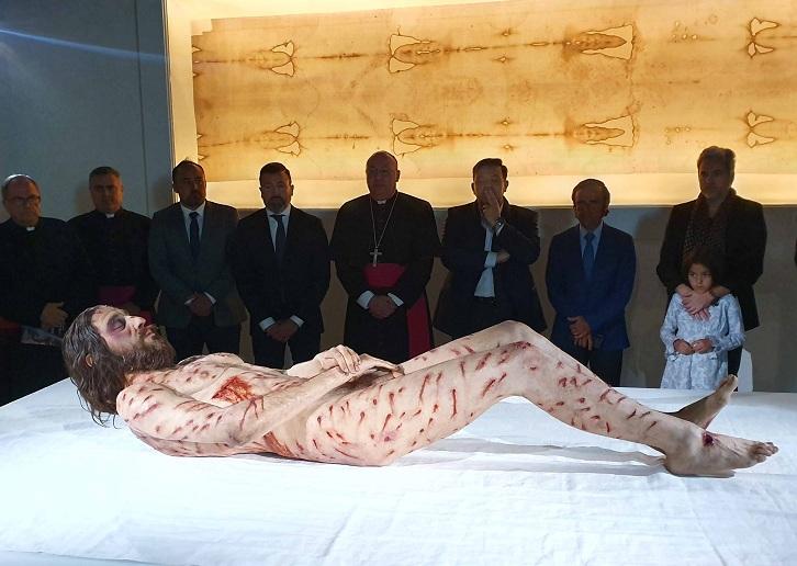 La muestra expone una escultura hiperrealista de Jesucristo tras su crucifixión.