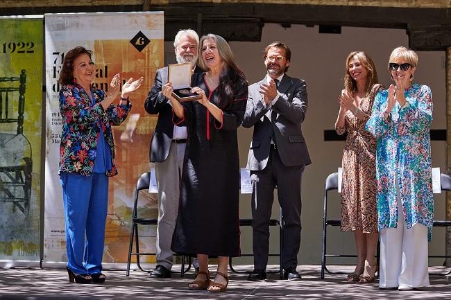 María Pagés, aplaudida tras recibir la Medalla de manoes de Carmen Linares.