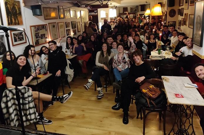 Una de las sesiones de Poetry Slam Garnata, con lleno en La Tertulia. 