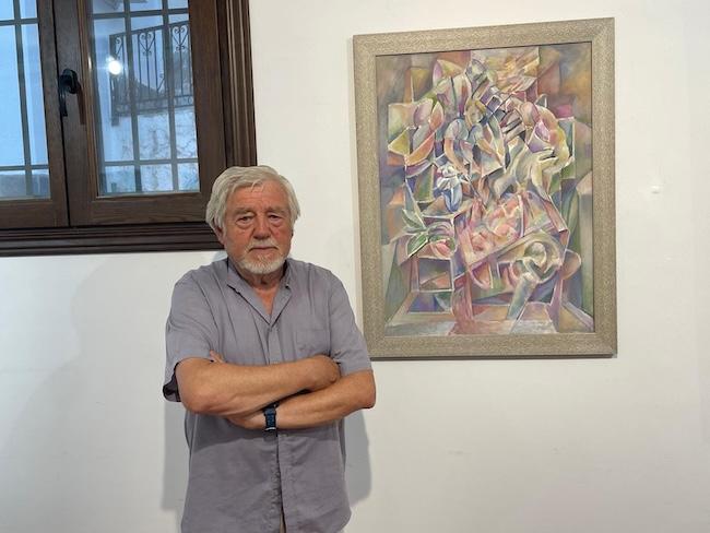 Juan Molino junto a una de sus obras.