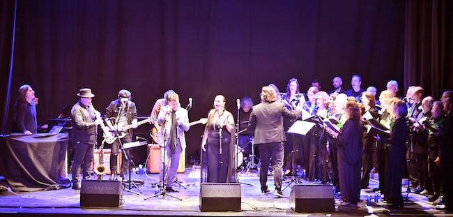 Los 34 músicos sobre el escenario para un impresionante concierto.