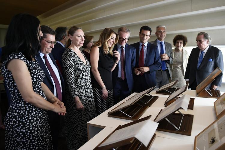 La presidenta de la Junta y el ministro, acompañados por Laura García Lorca y el resto de autoridades, en su visita de este miércoles al Centro Lorca.