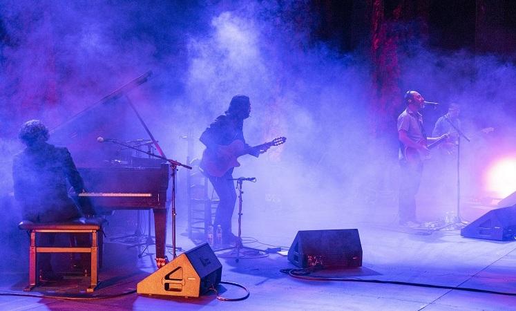 Solo las guitarras de J y Florent más una guitarra flamenca y un piano en el escenario.