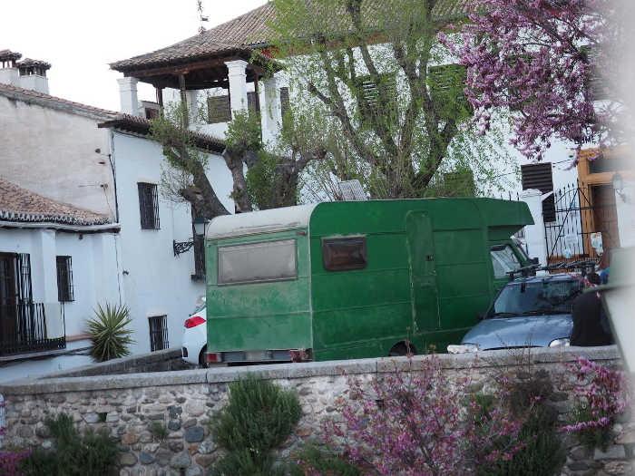 Caravana aparcada en la Placeta de San Nicolás.