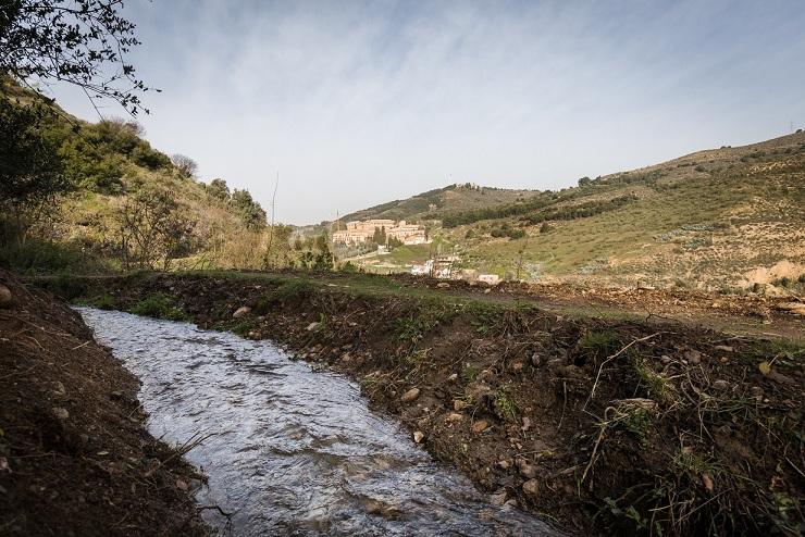 El sendero de la acequia tiene unas impresionantes vistas del valle del Darro. 