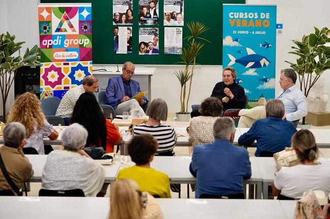 Miguel Ríos, en una de las mesas redondas, con Agustín Martínez e Isaías Lafuente.