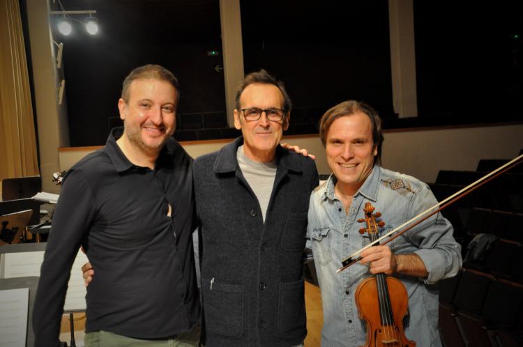 Alberto Iglesias con Carlos Mena y Alexis Aguado.