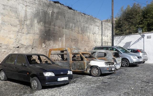 Hasta coches calcinados hay junto a la histórica muralla.