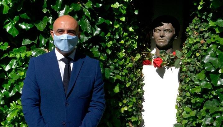 El alcalde de Fuente Vaqueros, José Manuel Molino, junto a un busto de Lorca. 