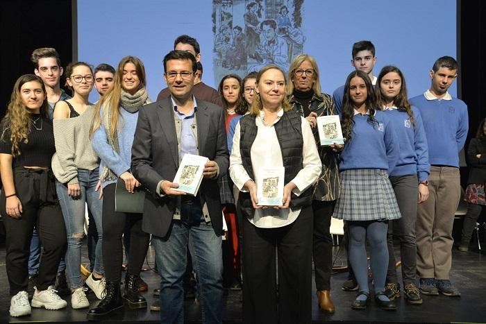 Francisco Cuenca y Laura García Lorca, junto a los escolares que han participado en la lectura.