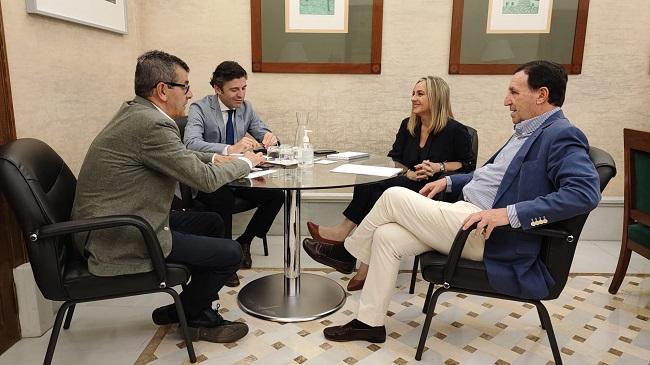 Carazo, junto a De Teresa, en la reunión en la que han estado presentes Saavedra y Ferreira.