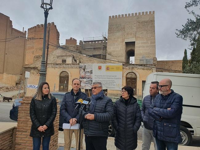 El alcalde de Guadix, con ediles de su equipo, junto a la Alcazaba. 